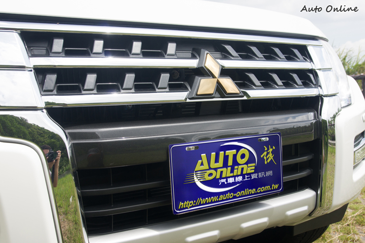 水箱罩上的三菱廠徽變成金色,看起來就很顯眼。