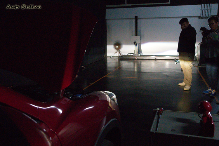 頭燈照射角度是有一定容許範圍的,太高或太低都不合格。