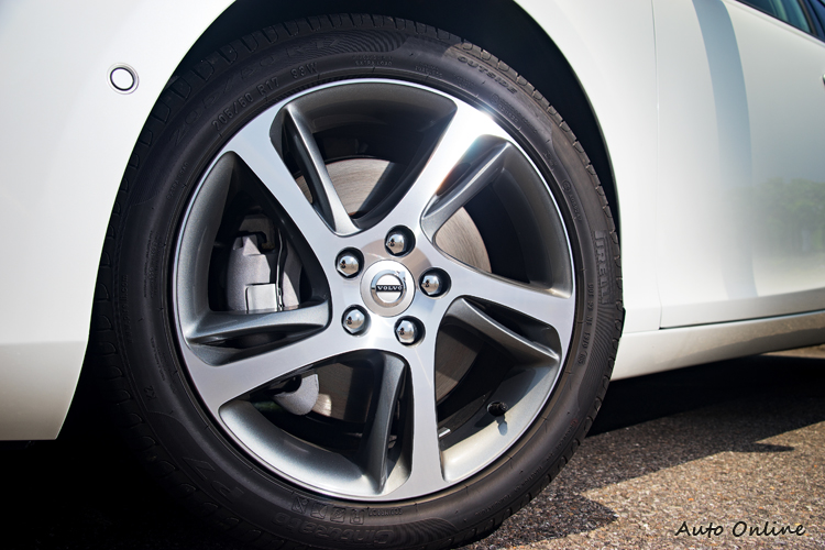 17吋五輻雙肋鋁圈。