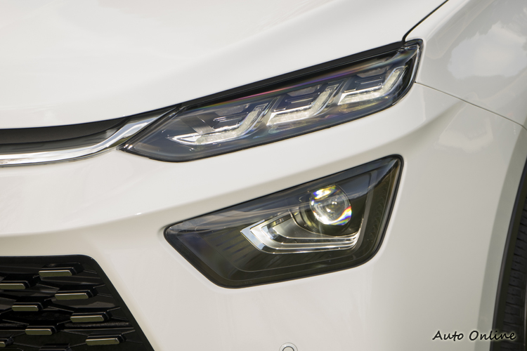 LED頭燈搭上方細長的LED日行燈。