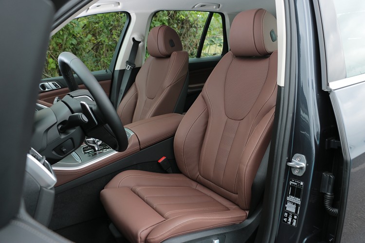 座椅走的是BMW一貫作風,有支撐性卻不死硬。