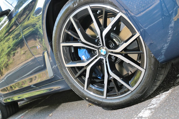 19吋M款Y輻式鋁圈,內部則有M款煞車卡鉗,帶來絕佳的制動效果。