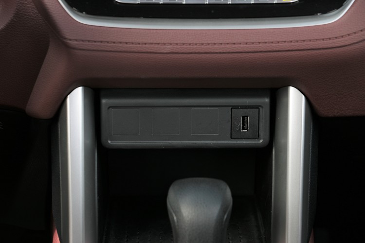 排檔桿前方配置一個USB插孔。