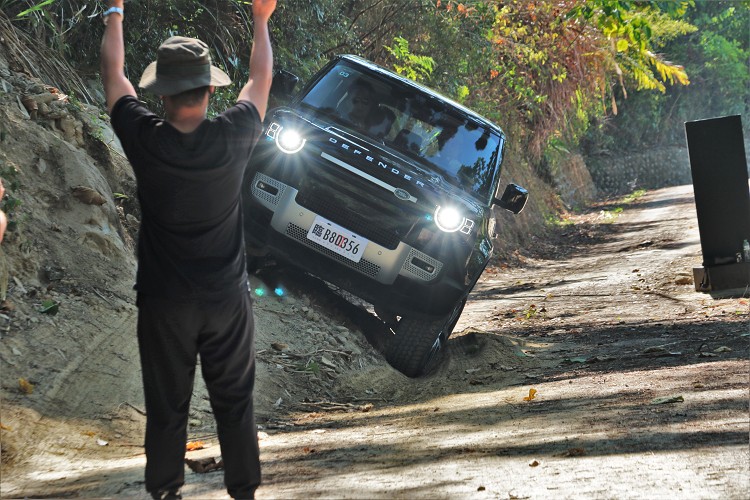 在進入非鋪裝路面時,調整相對應的越野模式,這時候電腦會自動偵測,四輪驅動系統、加力箱、中央限滑差速器便開始提供所需支援。