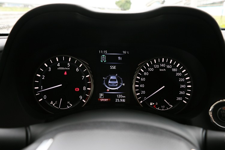 儀錶板還是採用傳統式樣,下一代大改款才有機會見到大螢幕。