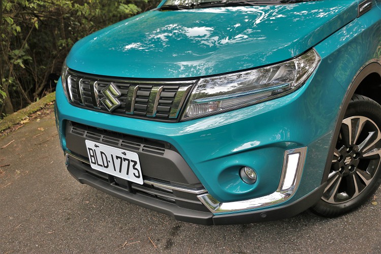 頭燈內部針對光源進行重新排列,依舊採用LED遠近光,LED日行燈也改為長條型,並且融入淡藍色燈殼。