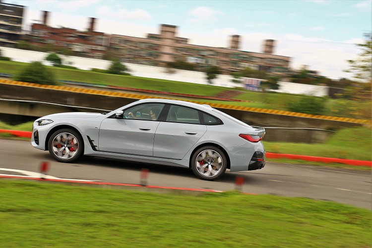 靜止加速到百公里為6.2秒,比起430i Coupé的5.8秒以及330i的5.9秒略慢了一些。