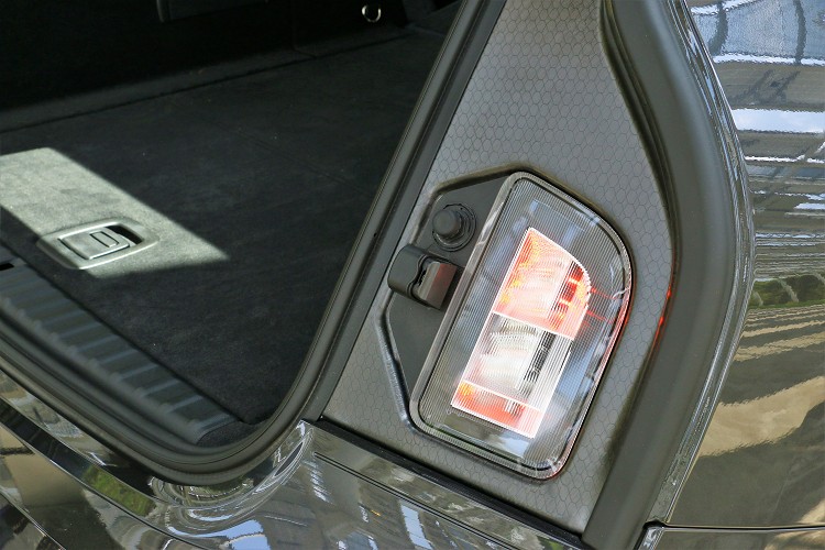 尾燈會隨著尾門上掀,所以必須在車尾額外增設尾燈才能通過法規。
