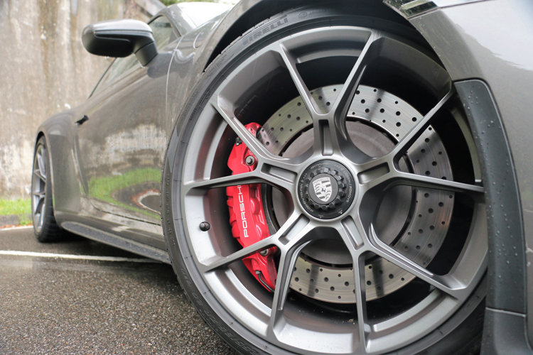 單螺絲鎖定鋁圈是賽車場上常見配備,在組裝與拆卸都有標準步驟,更換輪胎要慎選輪胎行。