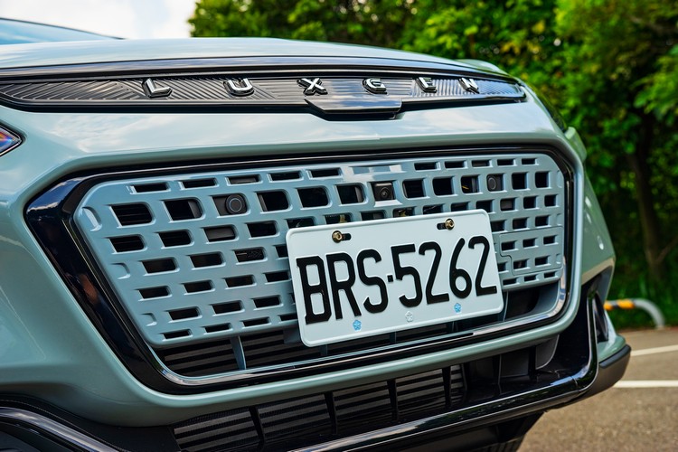 LED頭燈換上薄型雙箭造型