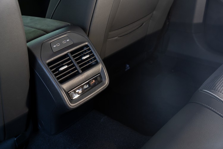 後座空調出風口上也有2個USB-C插孔