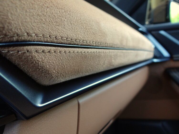 不只配備佳,內裝的豪華質感也相當到位,在細節上的處理匹配高階車的身份。
