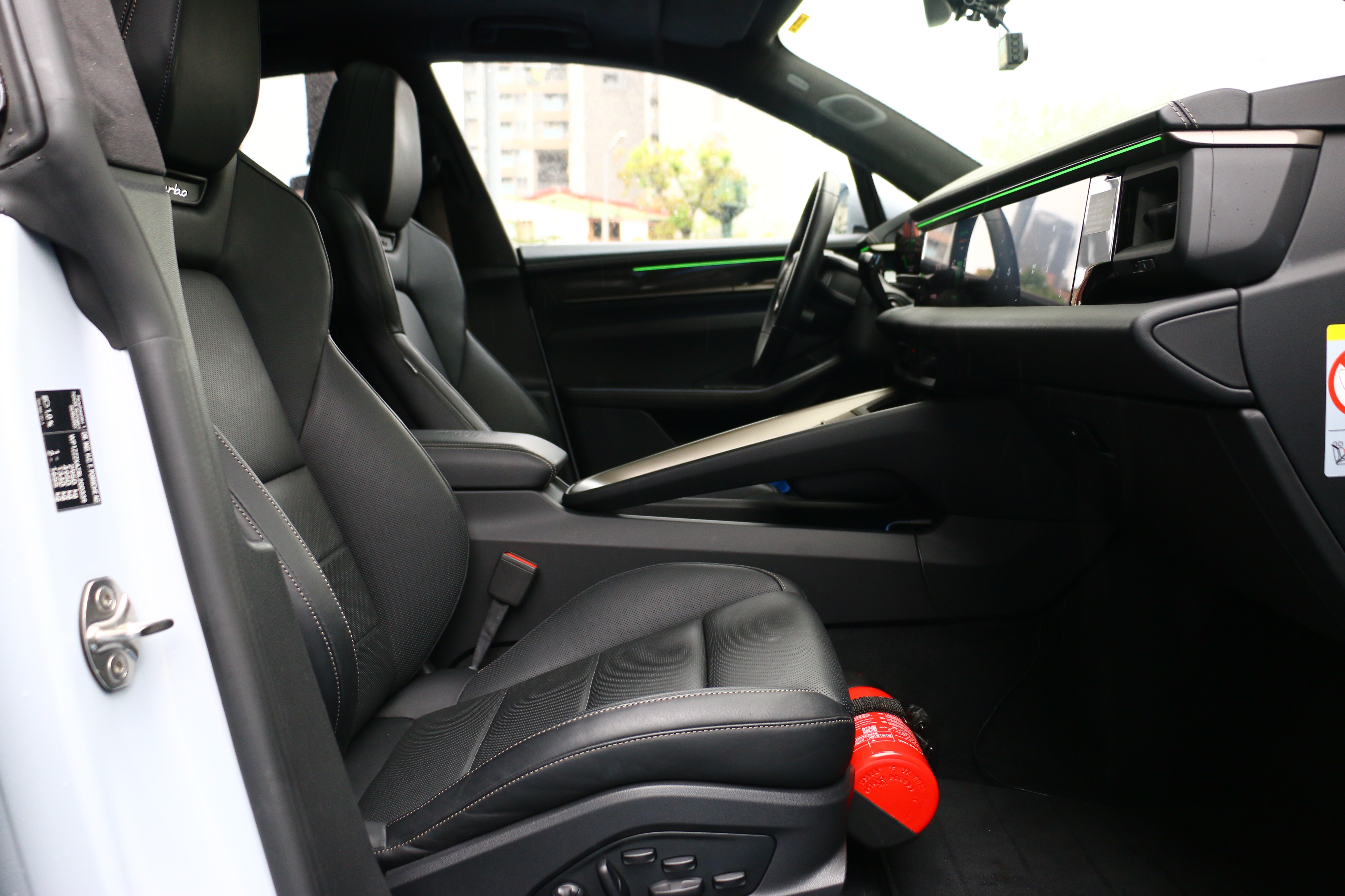 跑車化座椅，包覆性可自由調整，副駕駛前方的滅火器為選配套件。