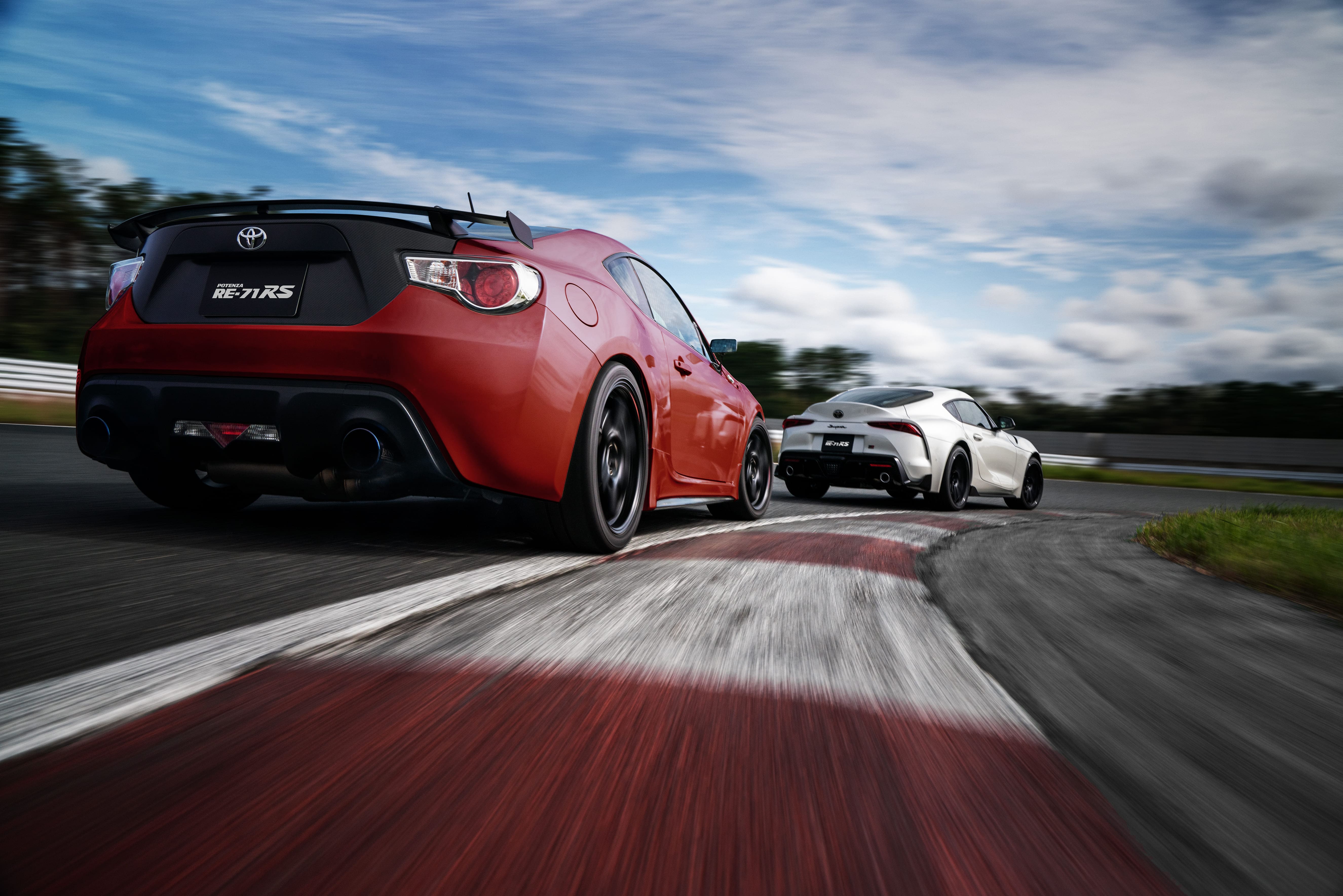 POTENZA RE-71RS 以不對稱花紋、低角度溝槽與大面積光滑胎肩塊設計，為追求最速單圈而生。（圖由普利司通輪胎提供）