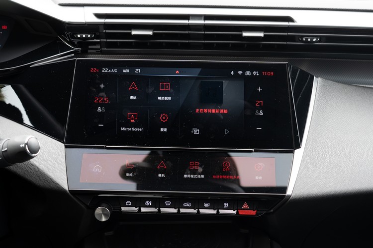 繁中介面的10吋HD全彩觸控螢幕，i-TOGGLES虛擬按鍵觸控面板就是可以自訂的快捷鍵