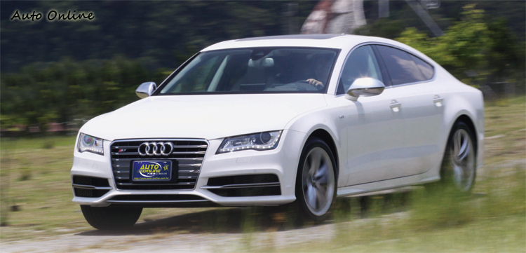 即便車重近兩噸,但油門反應依舊輕快寫意,直線超車可謂小菜一碟輕鬆的很。