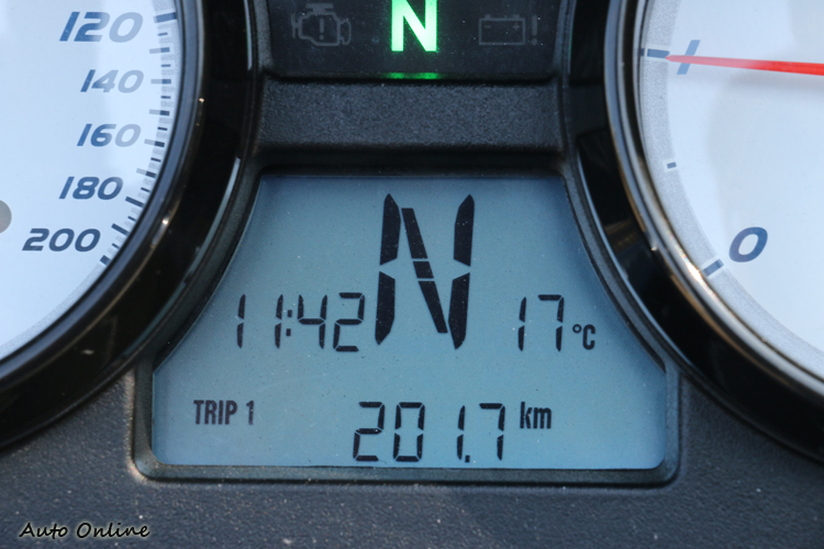 下方的小螢幕除了有里程顯示外還有檔位顯示的功能。