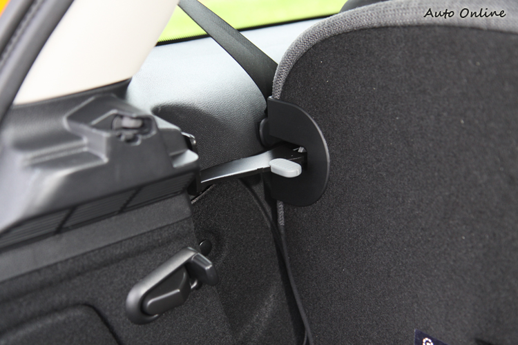 後座椅背可以進行兩段式的調整,不過幅度不大就是了。