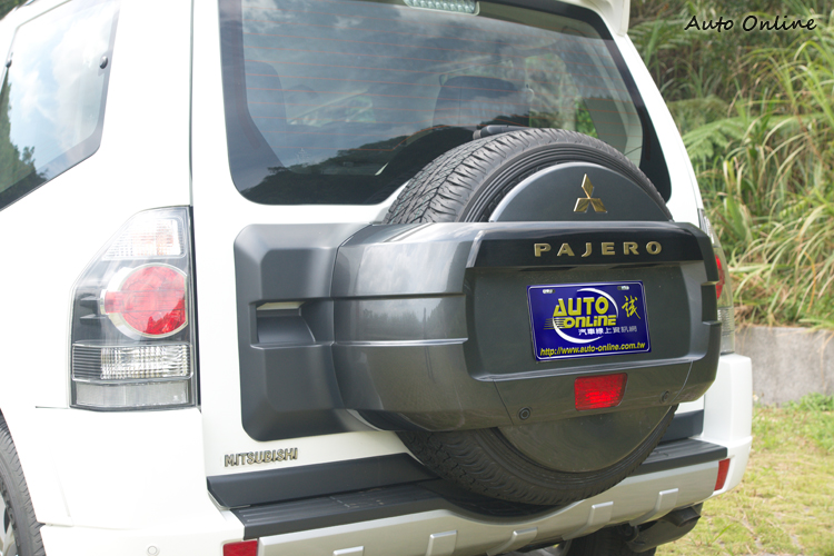 後備胎飾蓋配色由車身色改深為灰烤漆質感。