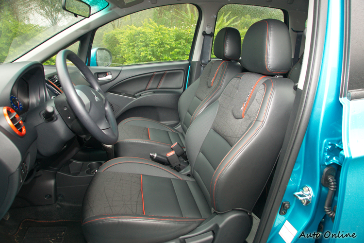 皮布混搭且在織布表面加入壓花紋路的座椅式樣。