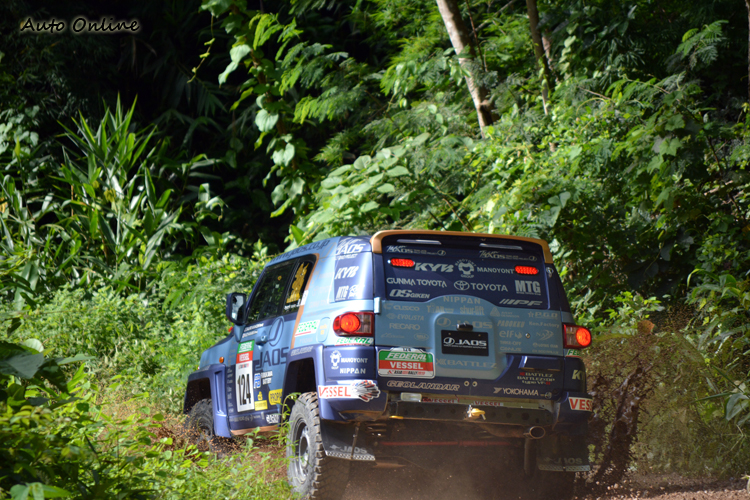 Ikuo HANAWA掌控下FJ Cruiser就像小貓咪,奪得分組第二名。