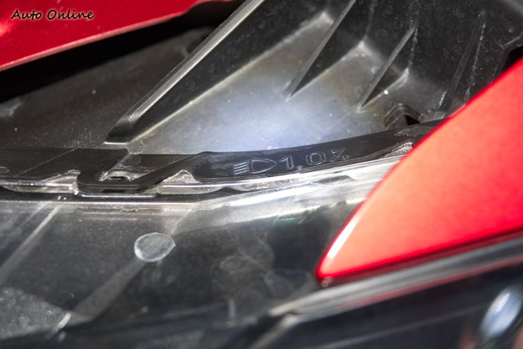 初始下傾角一般會標示於照明系統附近。