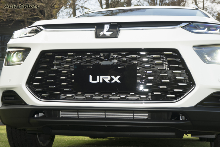 大型水箱罩賦予車頭大器的面容。