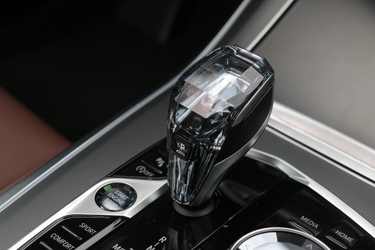 試駕車款只選配了價值六萬元的頂級水晶中控套件,幫助車室增添豪華質感。