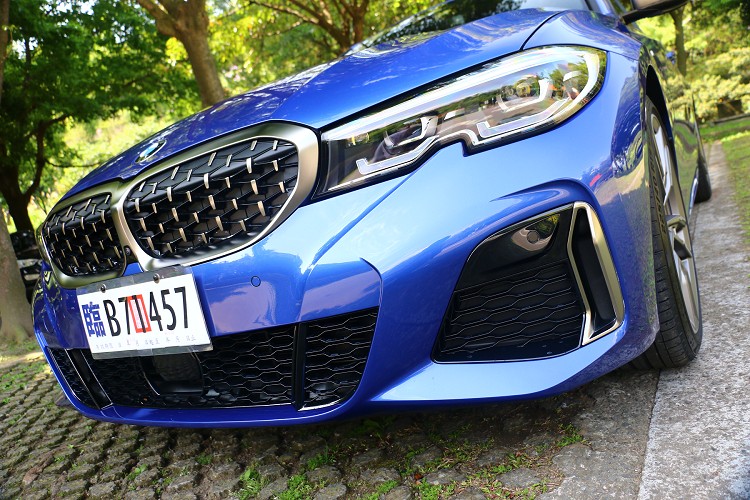 佇立於車頭的鈰灰色雙腎形水箱護罩,搭配源自賽車概念的3D立體網狀造型,為車款開啟濃郁的競技氛圍。