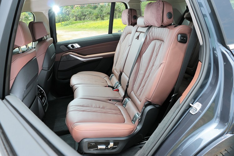 標準配置為七人座設定,第二排可左右獨立前後、椅背電動調整。