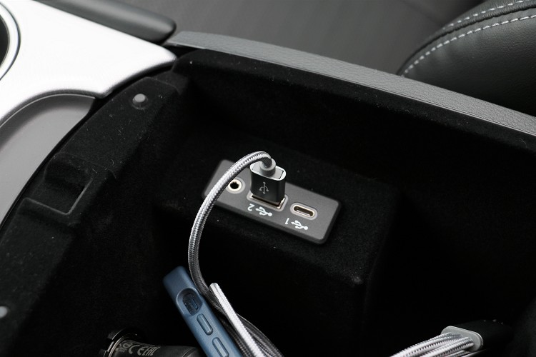 中央扶手內有USB與Type-C充電插孔。