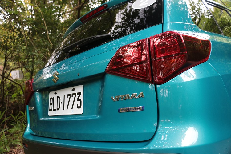 車尾可看到Hybrid專屬銘牌,換上燻黑燈殼,其餘維持原本樣貌。