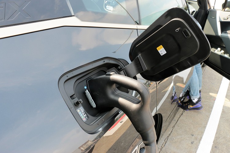 充電系統使用CCS1規格且功率最高達350kW的BMW i高速充電站,最快僅需10分鐘就能補充95km的行駛里程。