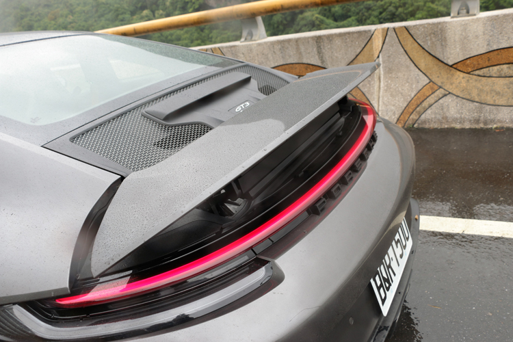 Touring Package捨棄原本GT3的大型尾翼,取而代之的是電動可調尾翼。