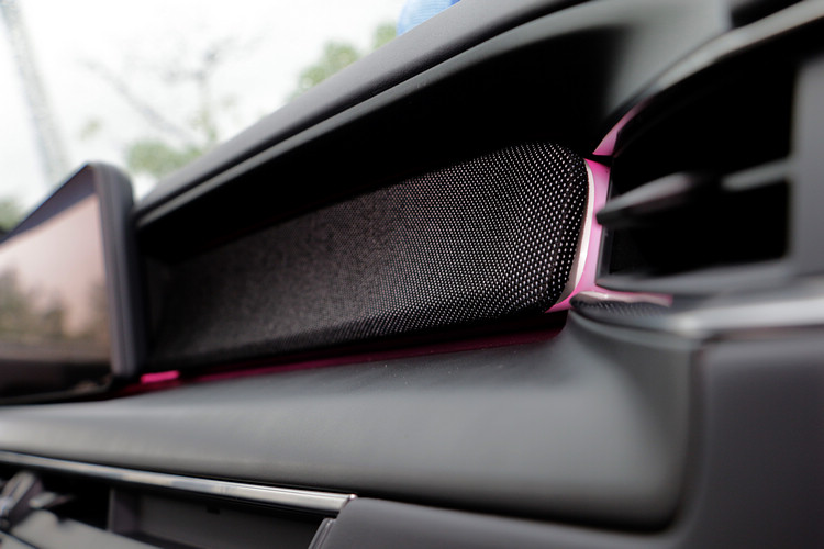 間接光源氣氛燈可分區設定顏色,輕易打造個人風格。