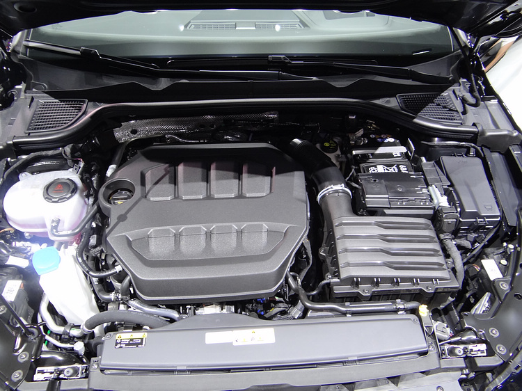 Golf R Black Edition搭載333ps的動力引擎,零百加速只需4.6秒。