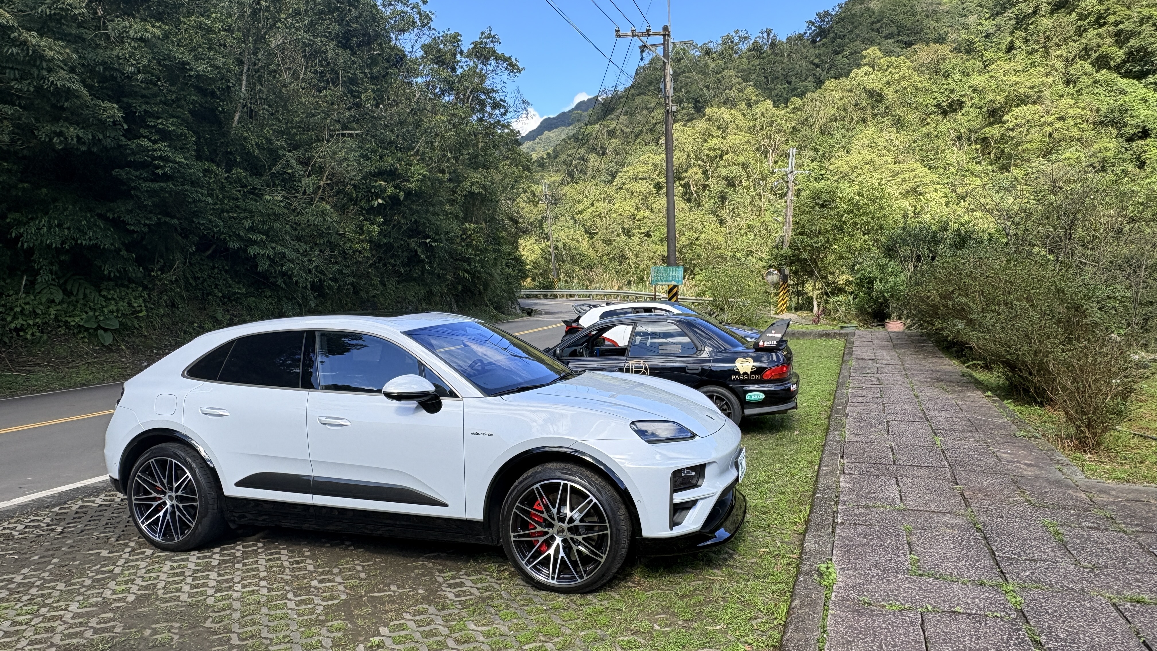 在 Sport Plus 模式下踩下電門，那種加速感並不是漸進的，而是一種瞬間將你從 A 點平移到 B 點的「空間壓縮感」。