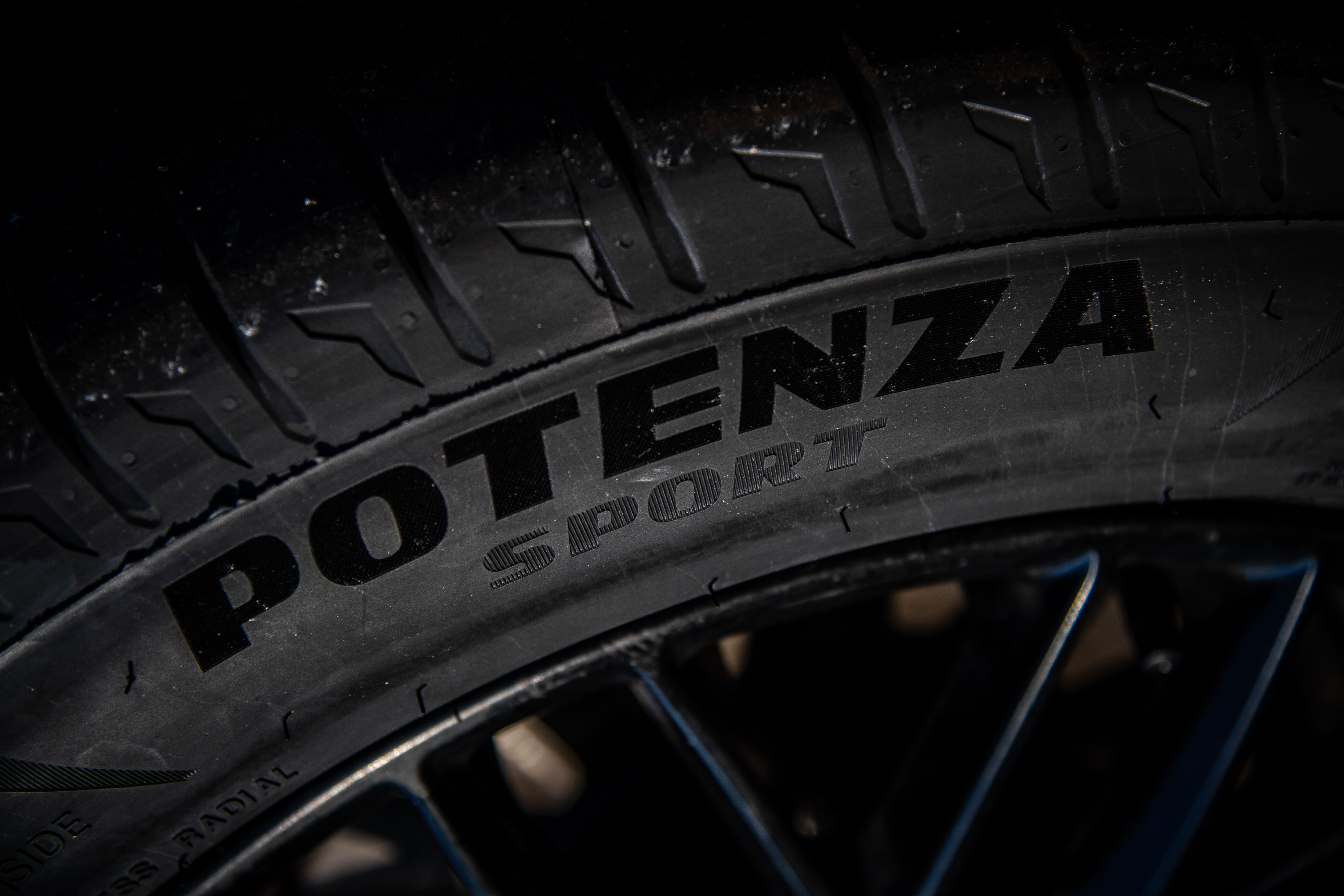POTENZA SPORT 兼具高速穩定性與乾濕地操控表現，獲多款高階性能車型指定為原廠配胎。（圖由普利司通輪胎提供）