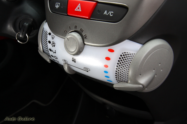 107冷氣控制介面有巧思,運作細膩度不夠。