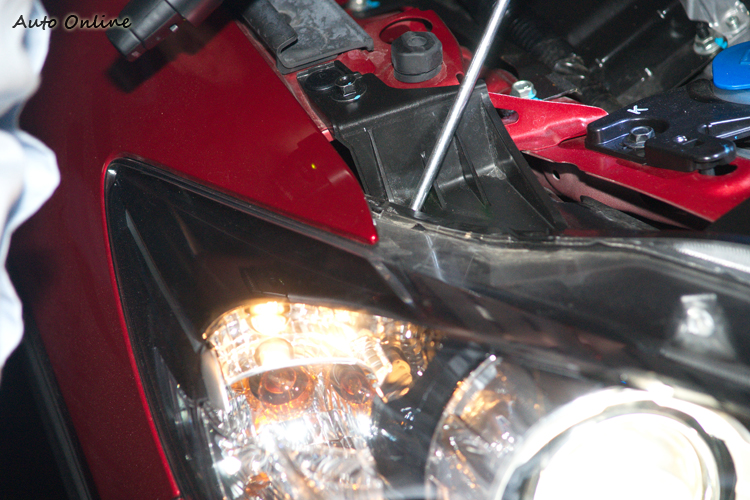 頭燈照射角度透過工具即可調整,不過一般不建議自行調整。