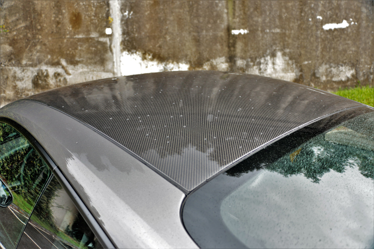 全車大量使用碳纖維來減輕車重,但有些碳纖維部件是需要額外選配。