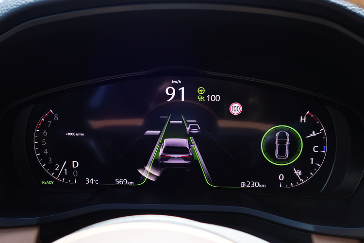 駕駛輔助畫面能夠顯示三個車道每一輛車的所在位置,左右車道如有車輛接近也會提醒。