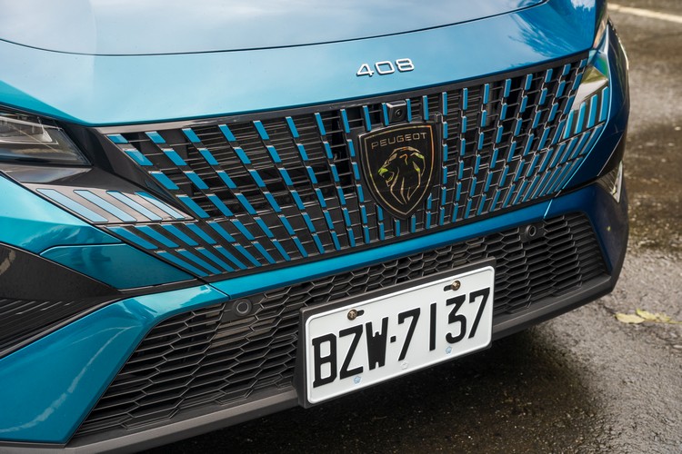 放射狀的獅鬃水箱罩搭配品牌新的盾型廠徽