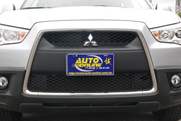 鯊魚頭的特徵是水箱護罩與前保桿氣壩所連成一氣的正梯形大面積引擎散熱孔。