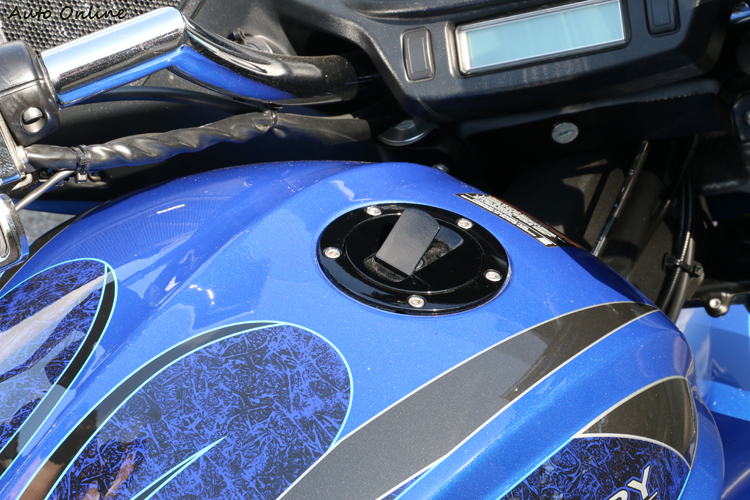 為了讓彩繪更完整,通常美式機車的油箱孔都會側一邊,因此加油要注意不要加太滿。