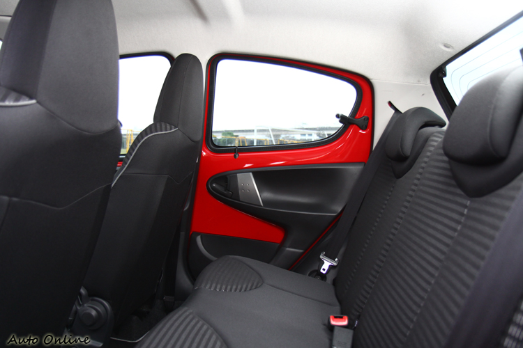 107後座空間狹小,適合孩童或者擺放物品。