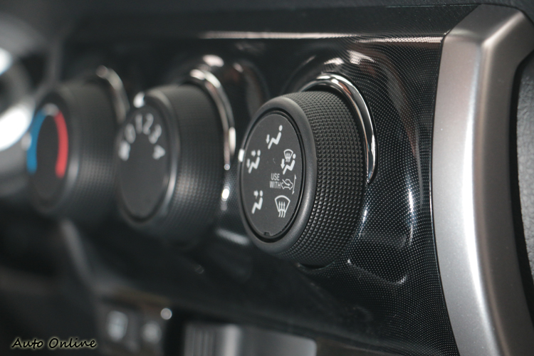 光空調按鍵就有類碳纖維飾板、鍍鉻材質與霧銀飾板交互搭配而成,提升車室質感。