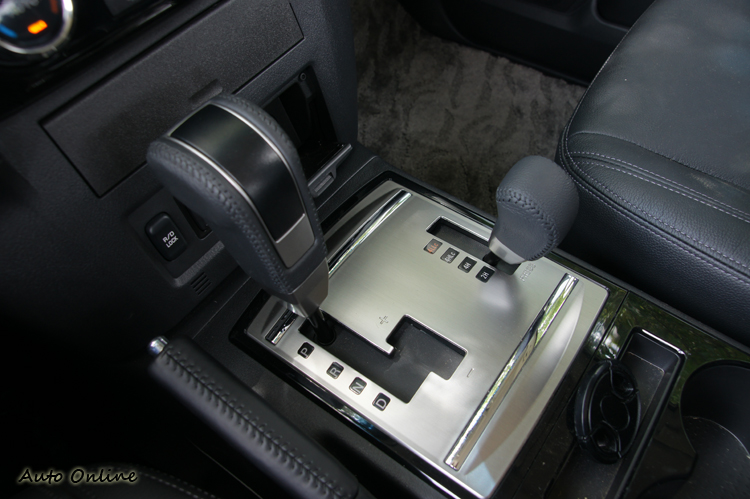 變速箱維持使用INVECS II 模擬5速CVT系統。