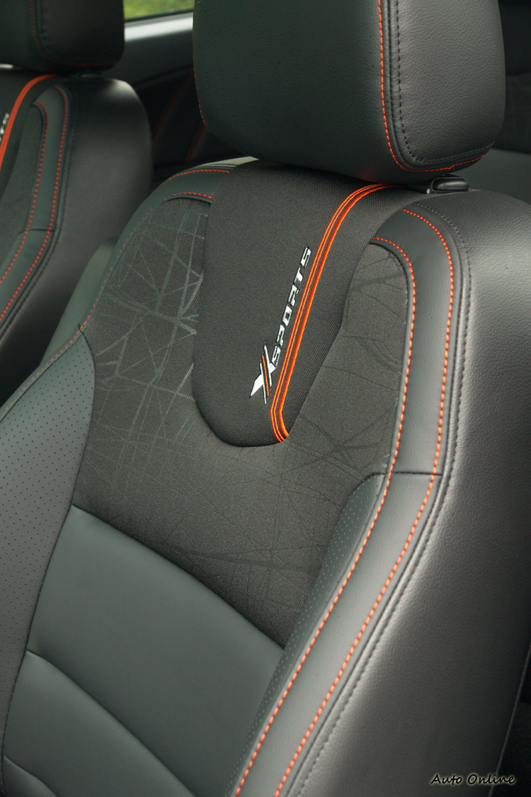 椅背上繡著X-Sports字樣凸顯一下專屬性。