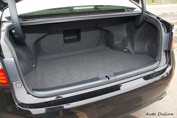 行李廂容量為490公升,不過後座椅背不能打平。